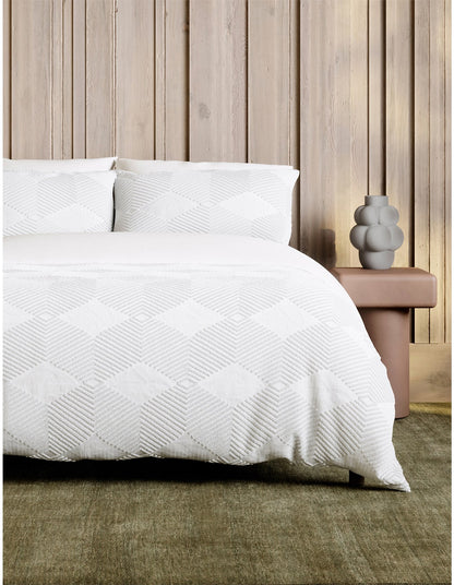 TEXTURES CUT GEOMETRIC QUEEN QUILT COVER SET IN WHITE