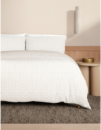 TEXTURES SEERSUCKER STRIPE SK QUILT COVER SET IN WHITE