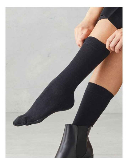 1 Pair Crew Length Socks Contain Wool in Black