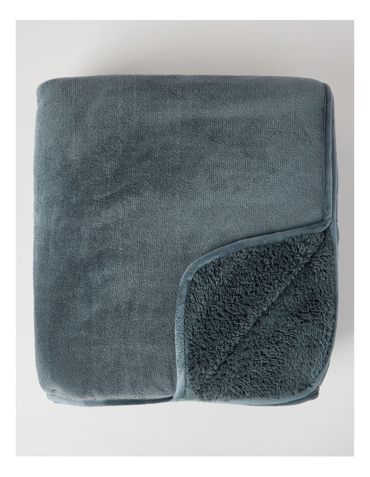 Reversible Sherpa Blanket in Charcoal