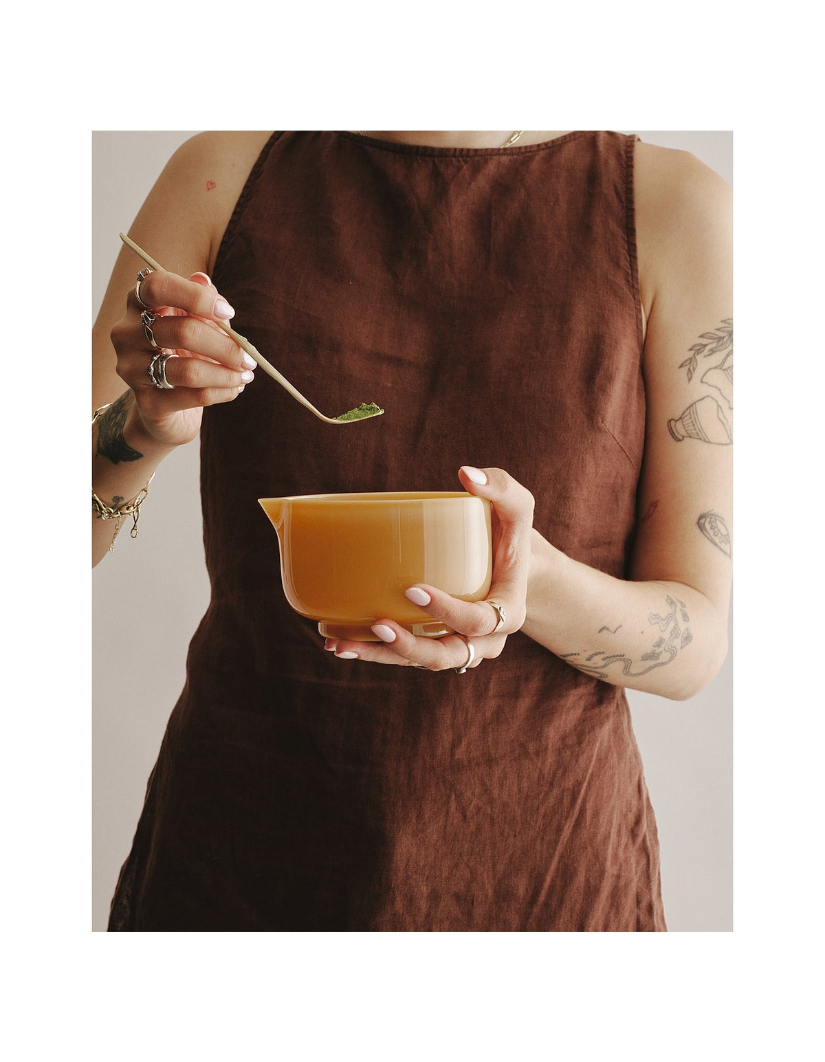 MILK GLASS MATCHA BOWL 600ML MUSTARD
