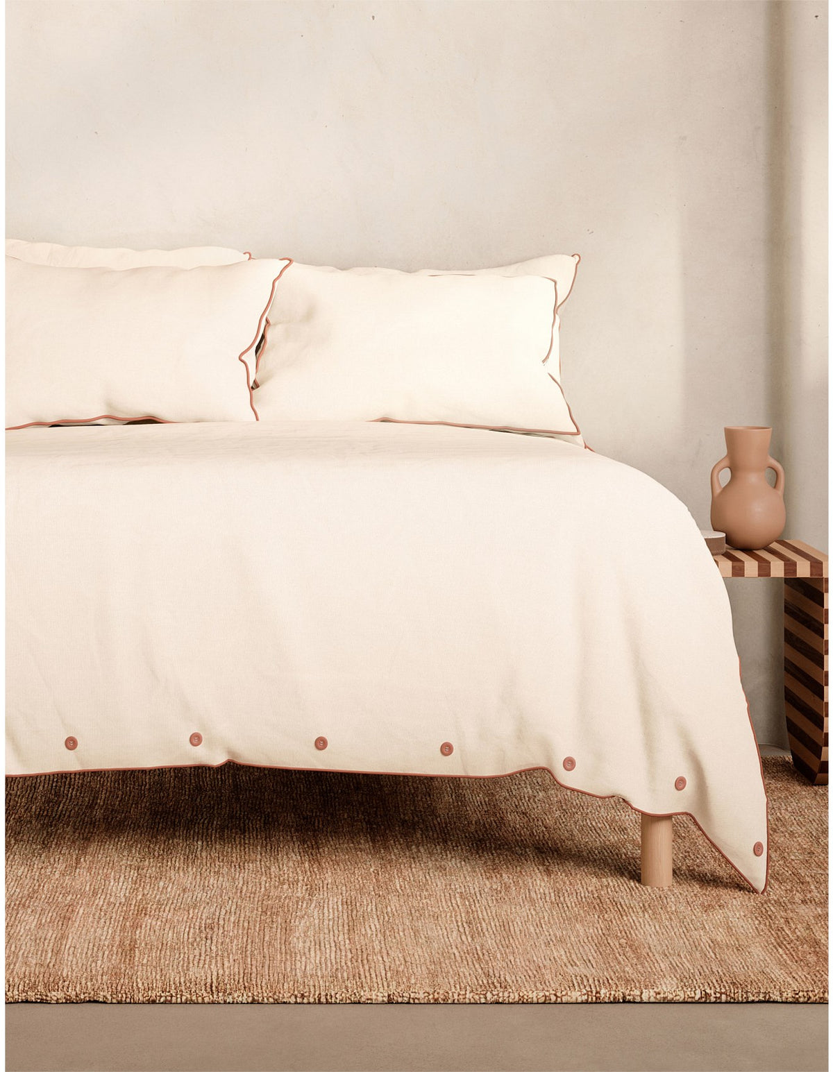 BAYLEY PIPED DOUBLE QUILT COVER SET IN PORCELAIN