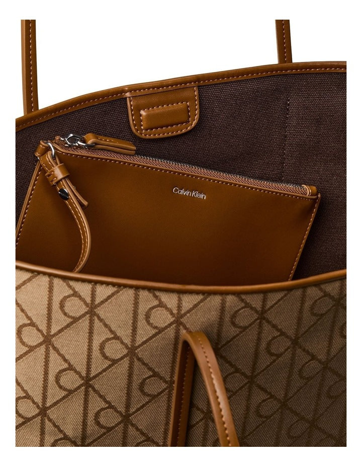 Emblem Aop Tote Bag in Cornstalk