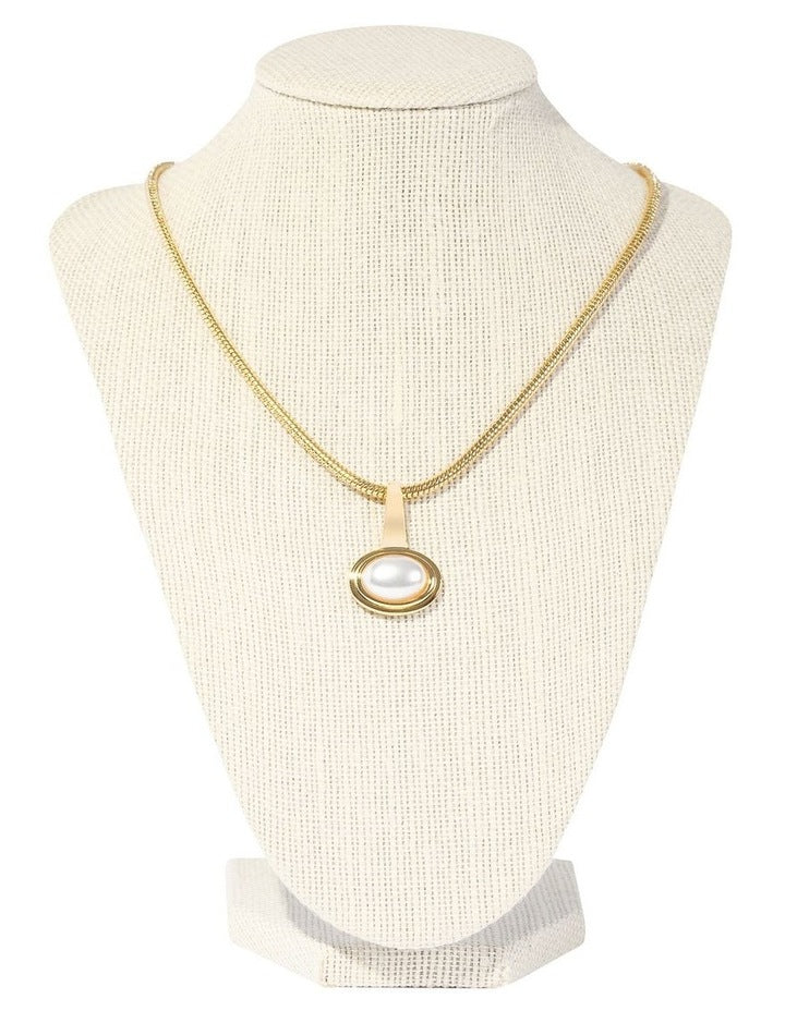Bezel Pearl Necklace in Gold