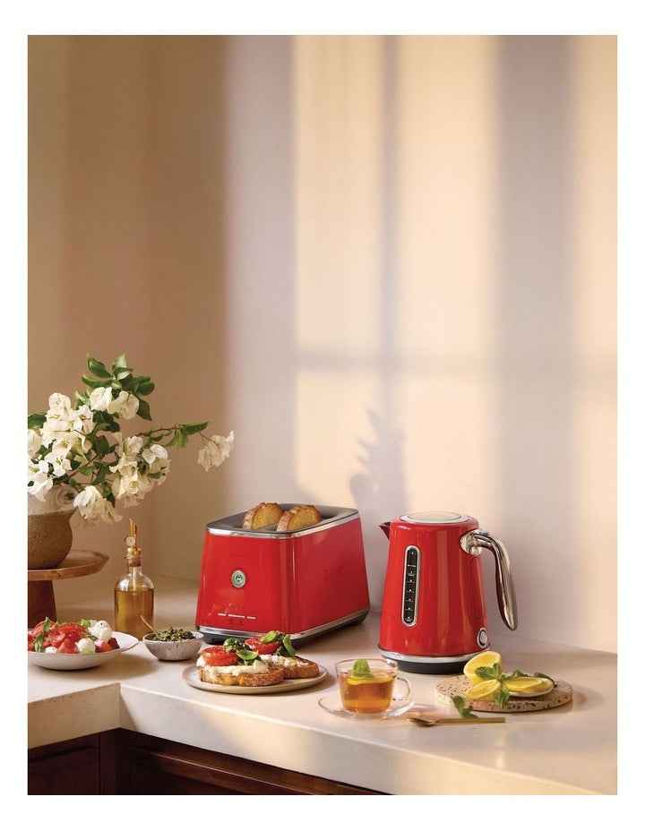 The Soft Top Luxe Kettle BKE735PMR4IAN1 in Pomodoro Rosso