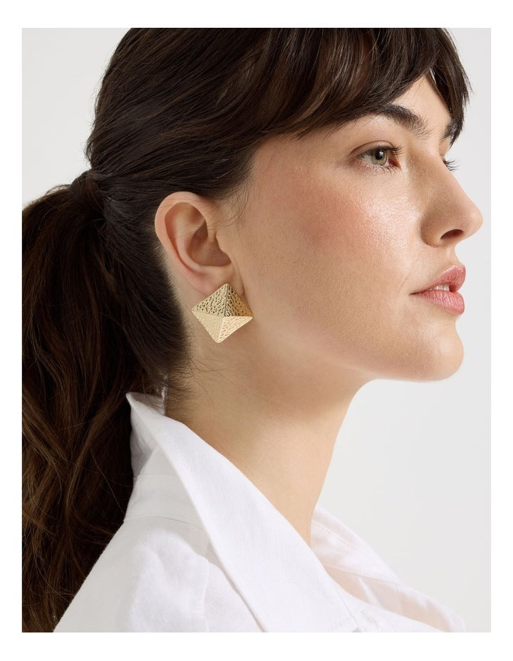 Hammered Pyramid Stud in Gold