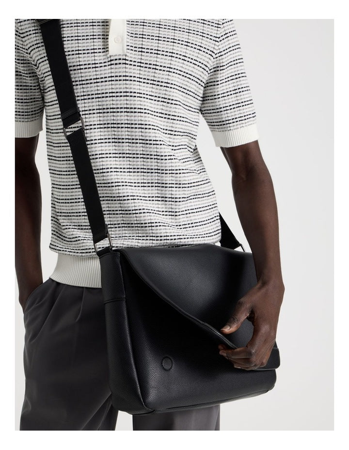 MESSENGER BAG BLACK