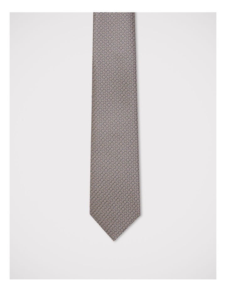 Geometric Tie in Tan