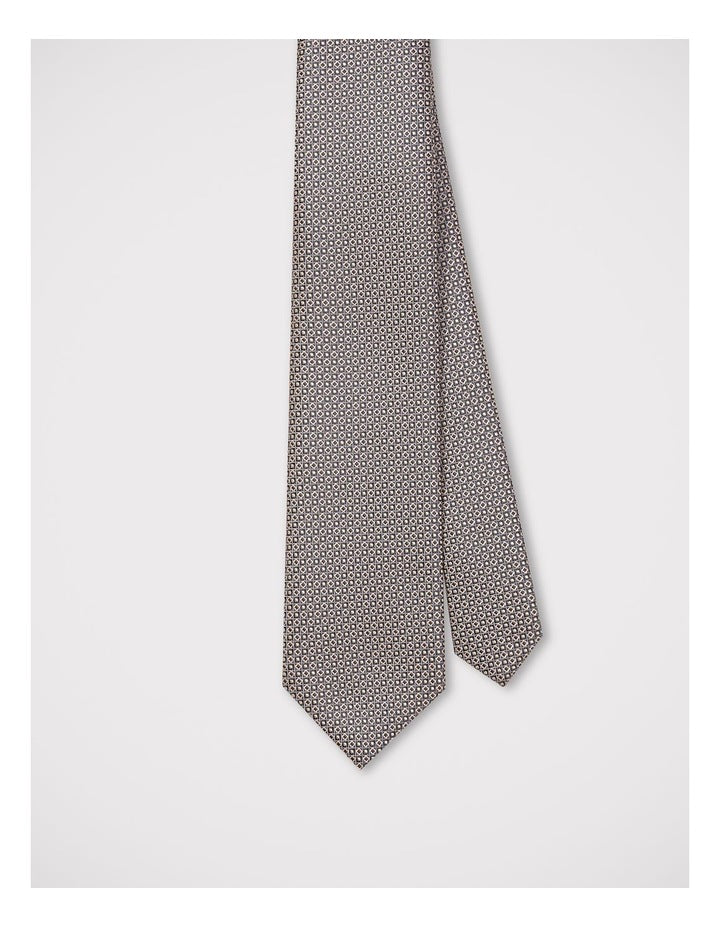Geometric Tie in Tan