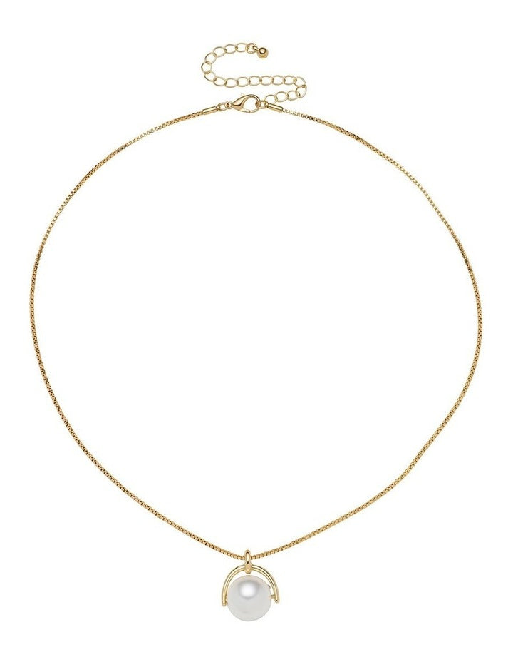 Pearl with Arc Pendant Necklace in Gold