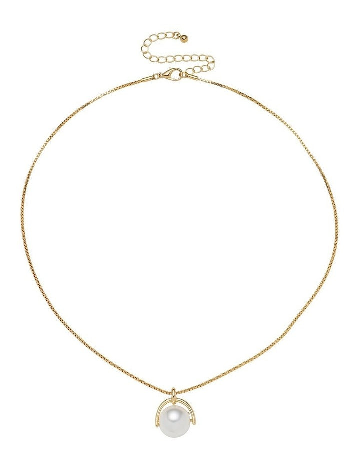 Pearl with Arc Pendant Necklace in Gold