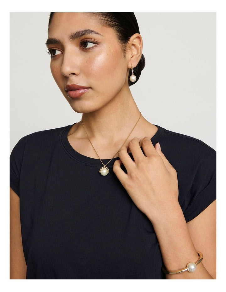 Pearl with Arc Pendant Necklace in Gold