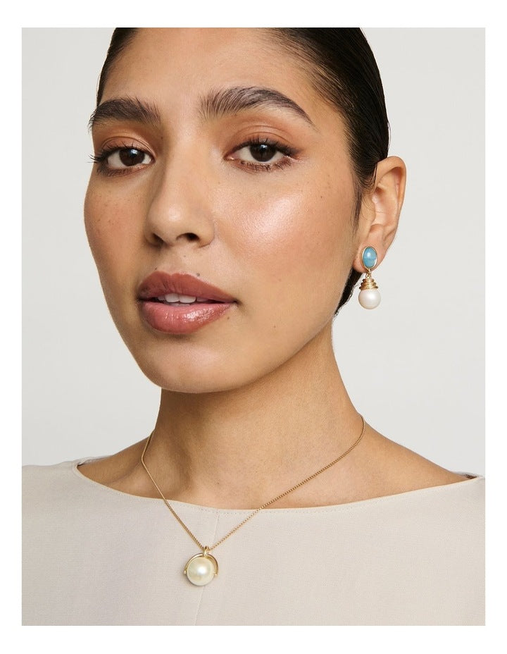 Pearl with Arc Pendant Necklace in Gold