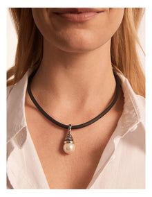 Baroque O Ring Pendant Necklace in Ivory