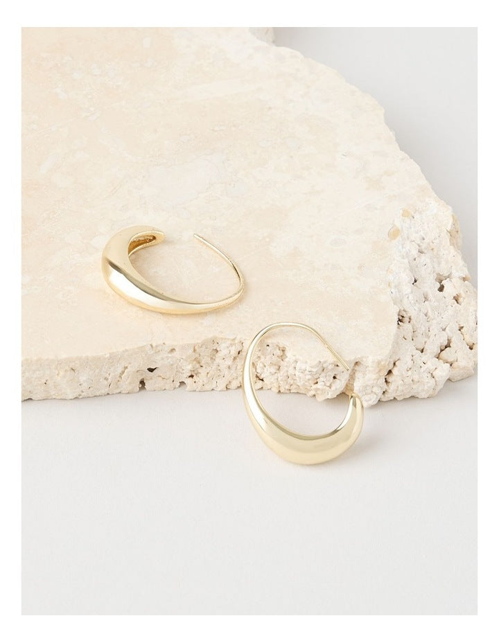 Smooth Curved Hoop Earrings in Gold