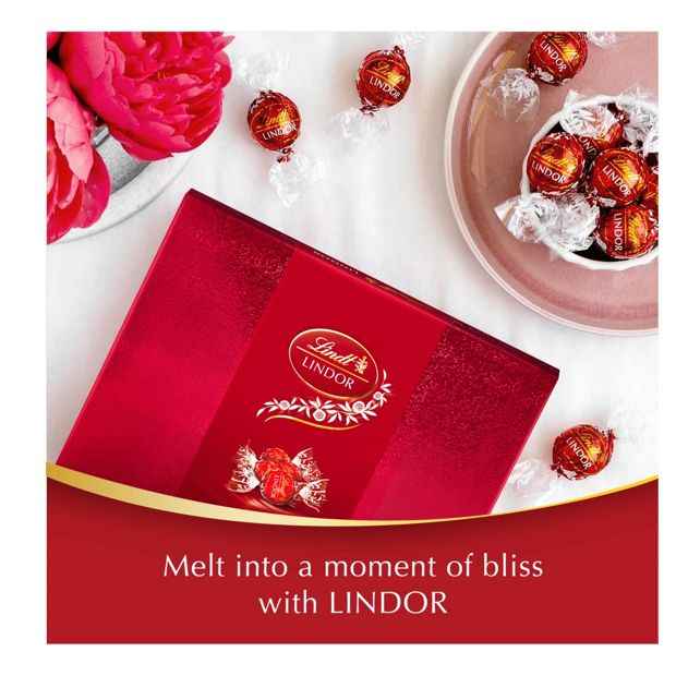 Lindt LINDOR Milk Chocolate Gift Box 235g
