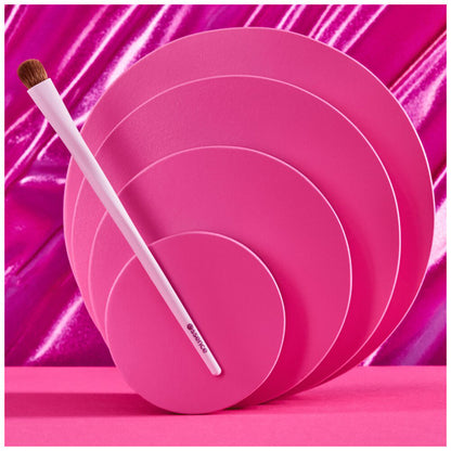 Essence Eyeshadow Brush Throwing a Little Shade 1 Each