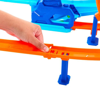 Hot Wheels Stunt Tracks Rapid Launch Cyclone Track Set & 1:64 Scale Die-Cast Toy Car
