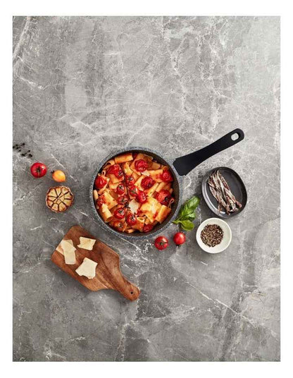 Classic Non-Stick Saucepan with Lid 20cm/2.7L in Black