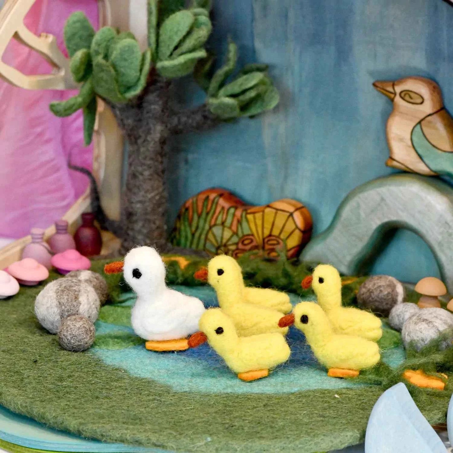 Tara Treasures Felt Duck Pond with 6 Ducks Play Mat Playscape 40cm Diameter Pretend & Imaginative Play Felt Animals Best Seller 3yrs+