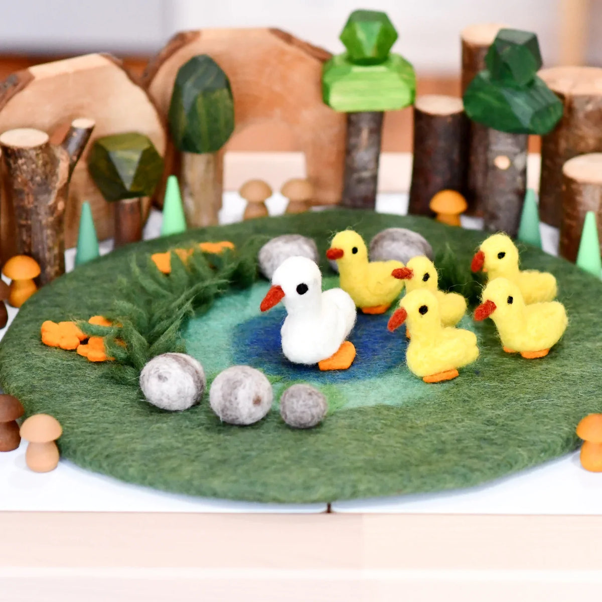 Tara Treasures Felt Duck Pond with 6 Ducks Play Mat Playscape 40cm Diameter Pretend & Imaginative Play Felt Animals Best Seller 3yrs+