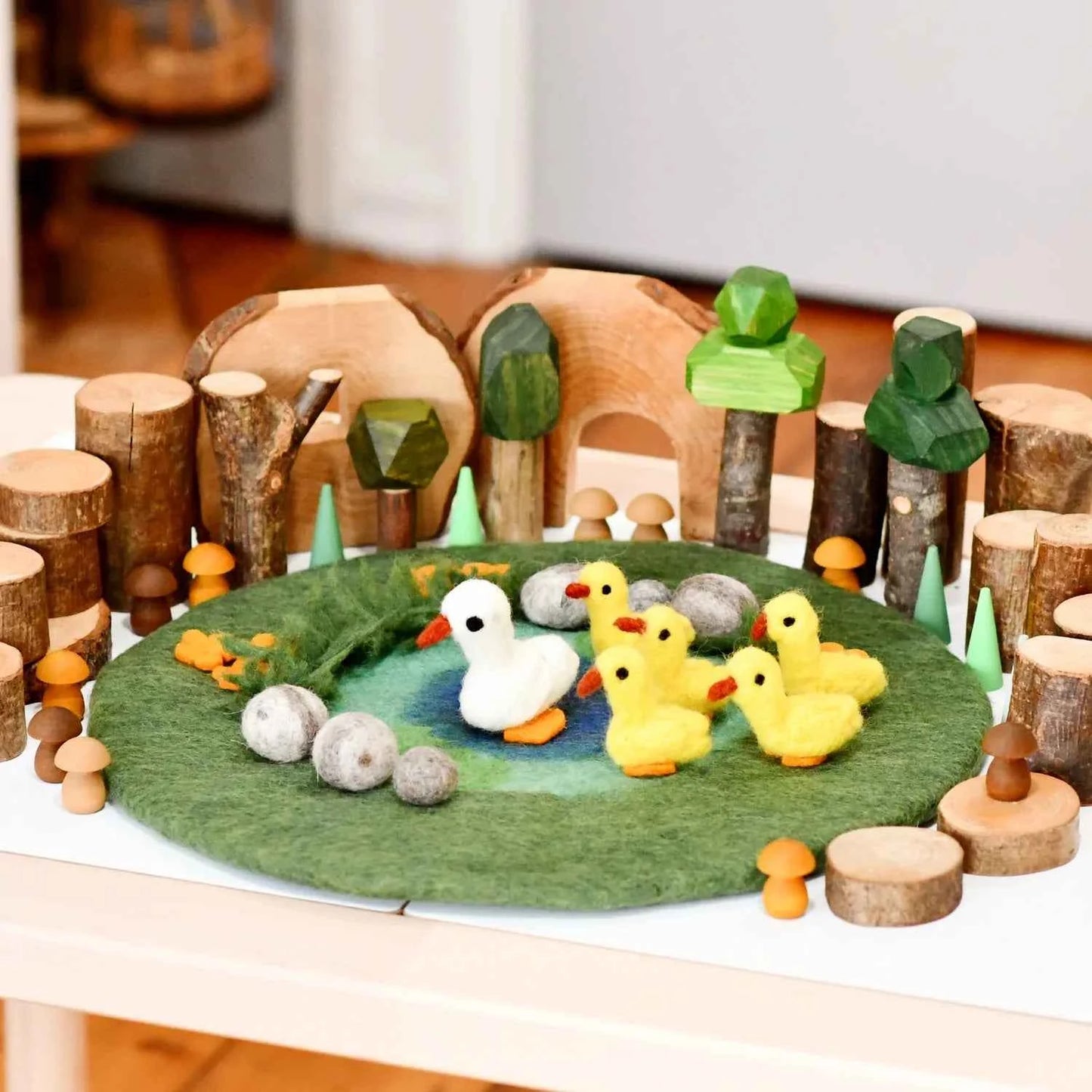 Tara Treasures Felt Duck Pond with 6 Ducks Play Mat Playscape 40cm Diameter Pretend & Imaginative Play Felt Animals Best Seller 3yrs+