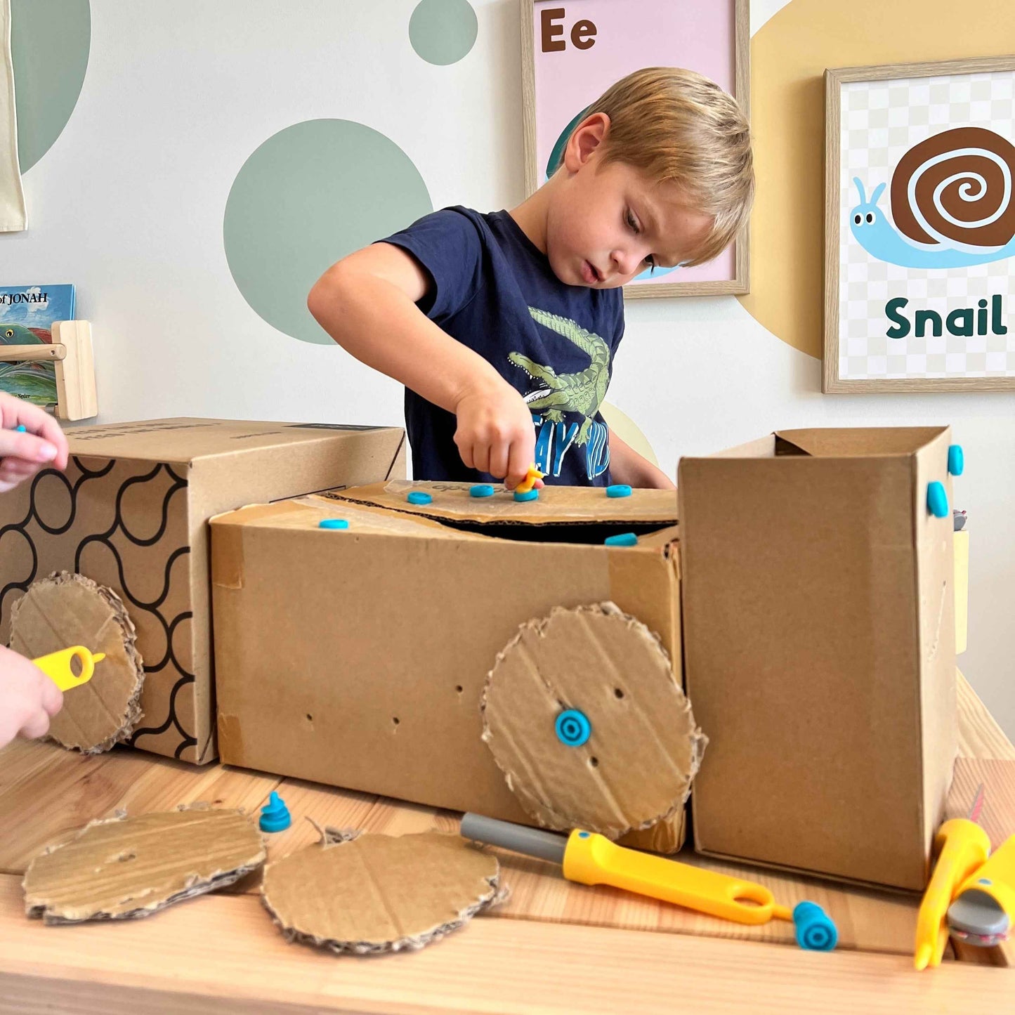 Makedo Discover 126pcs Large Cardboard Construction Set Best Seller Art and craft for kids Eco Friendly Gift 5yrs+