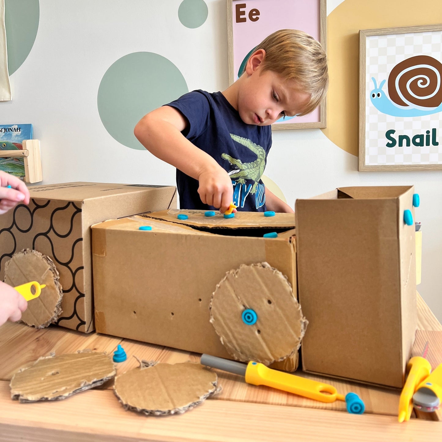 Makedo Discover 126pcs Large Cardboard Construction Set Best Seller Art and craft for kids Eco Friendly Gift 5yrs+